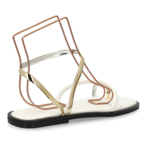 Sandalia plana moderna tiras metálicas