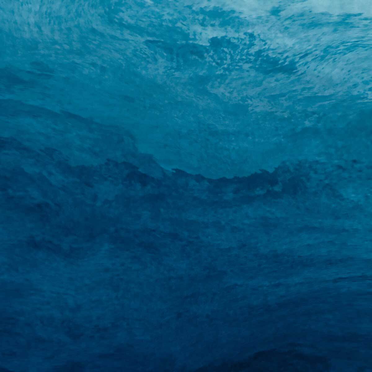 Affiche encadrée vague bleue photographie artistique Affiche + cadre en métal - Noir