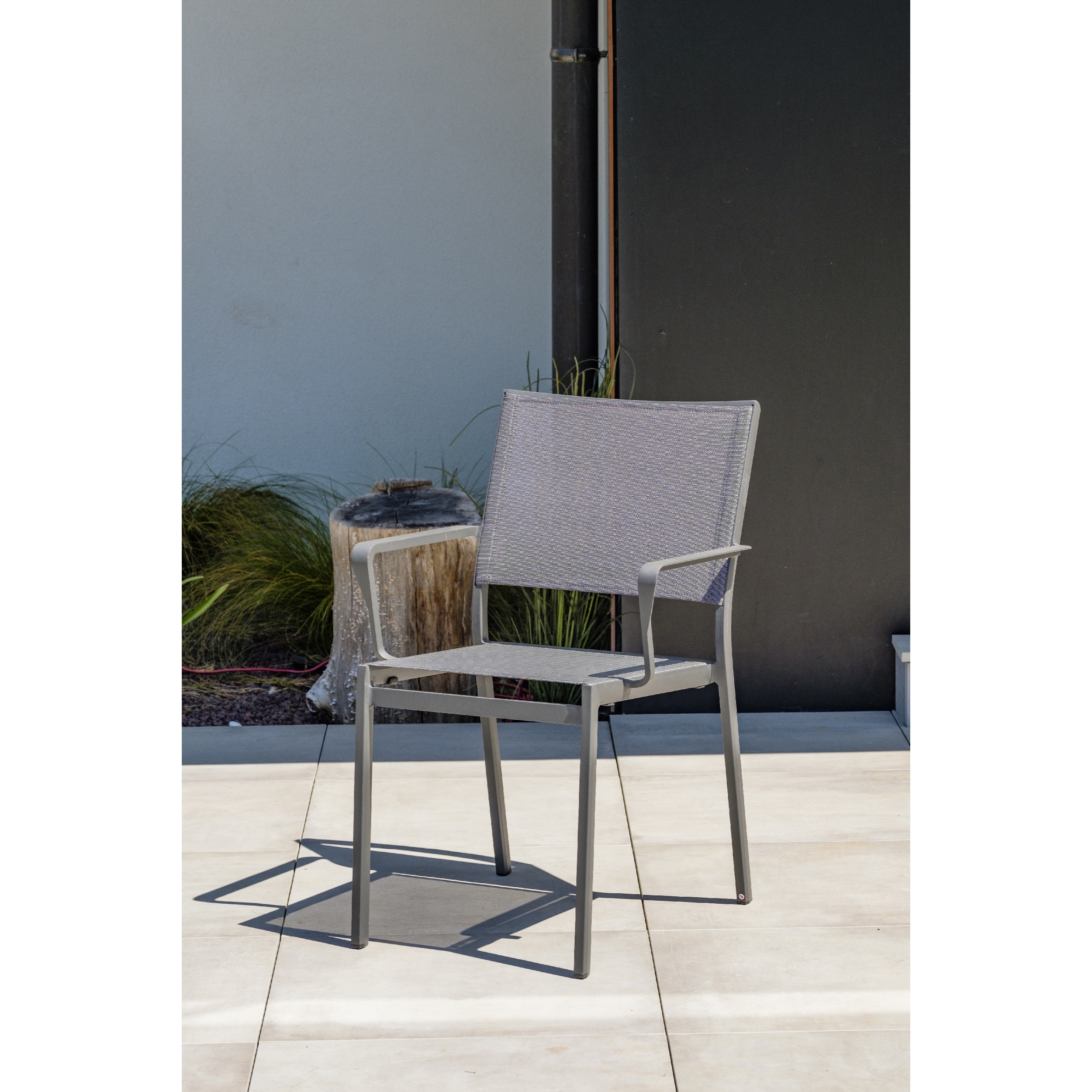 STOCKHOLM - Fauteuil de jardin empilable en aluminium et toile plastifiée grise