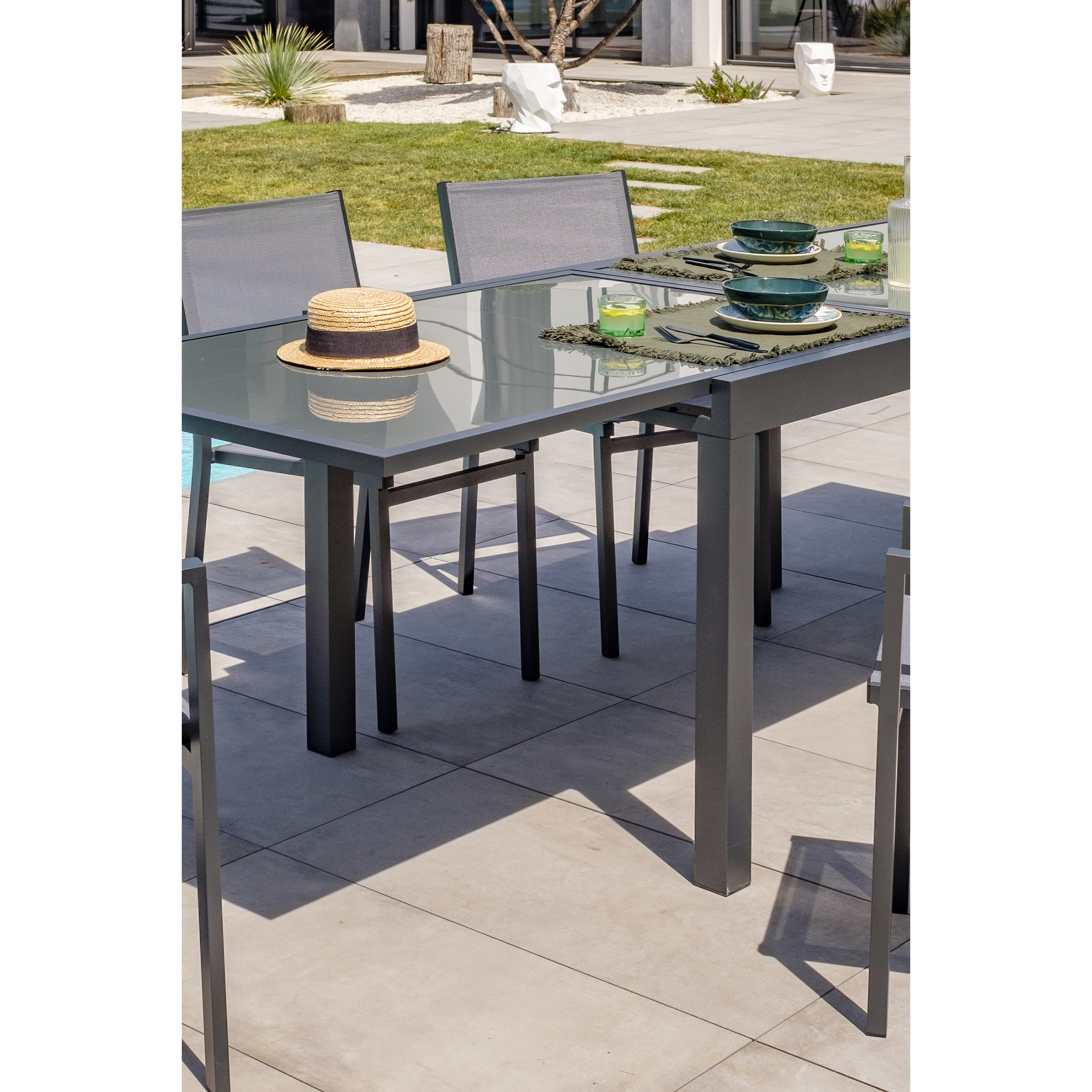 TOLEDE - Table de jardin 10 places en aluminium anthracite et plateau verre