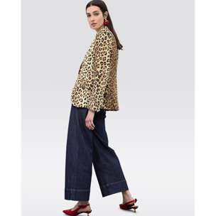 Blazer aderente con tasche a patta e stampa animalier