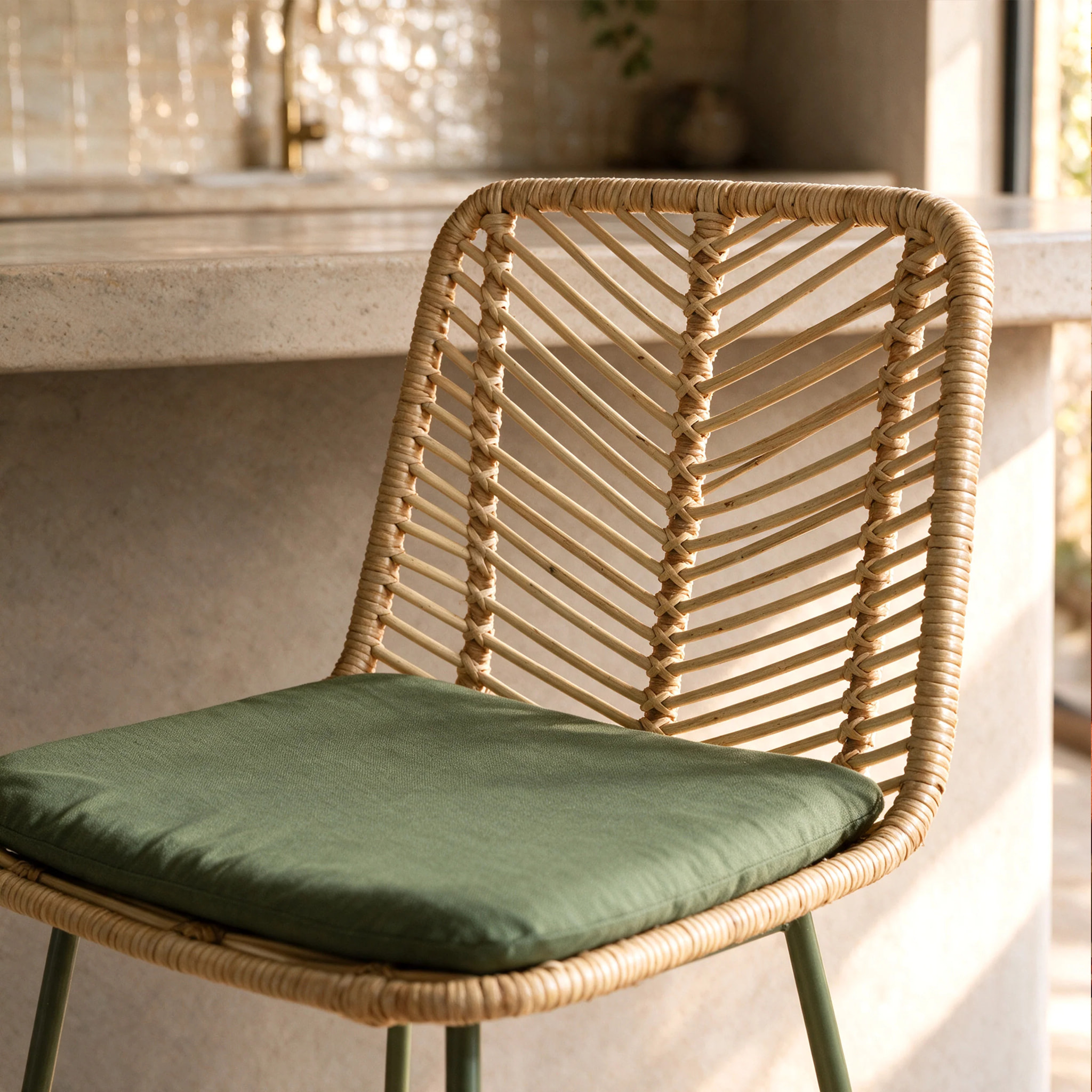 Lot de 2 chaises pour îlot central 66 cm en rotin et tissu vert - Tamara