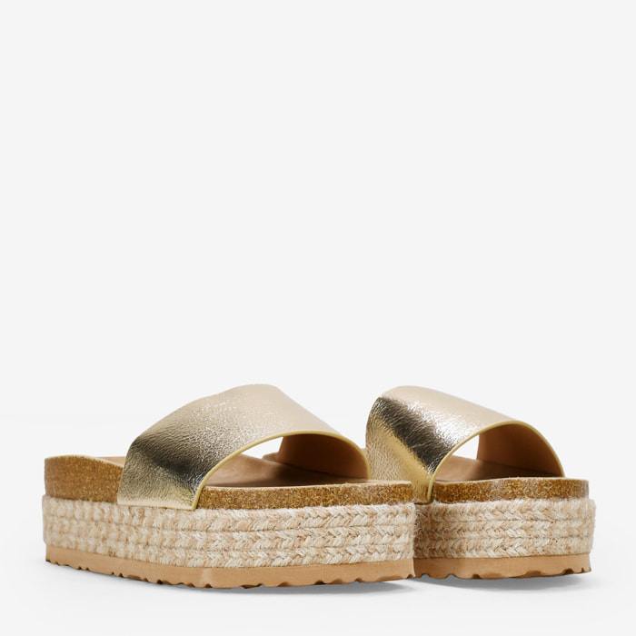 Sandalias doradas con plataforma de esparto