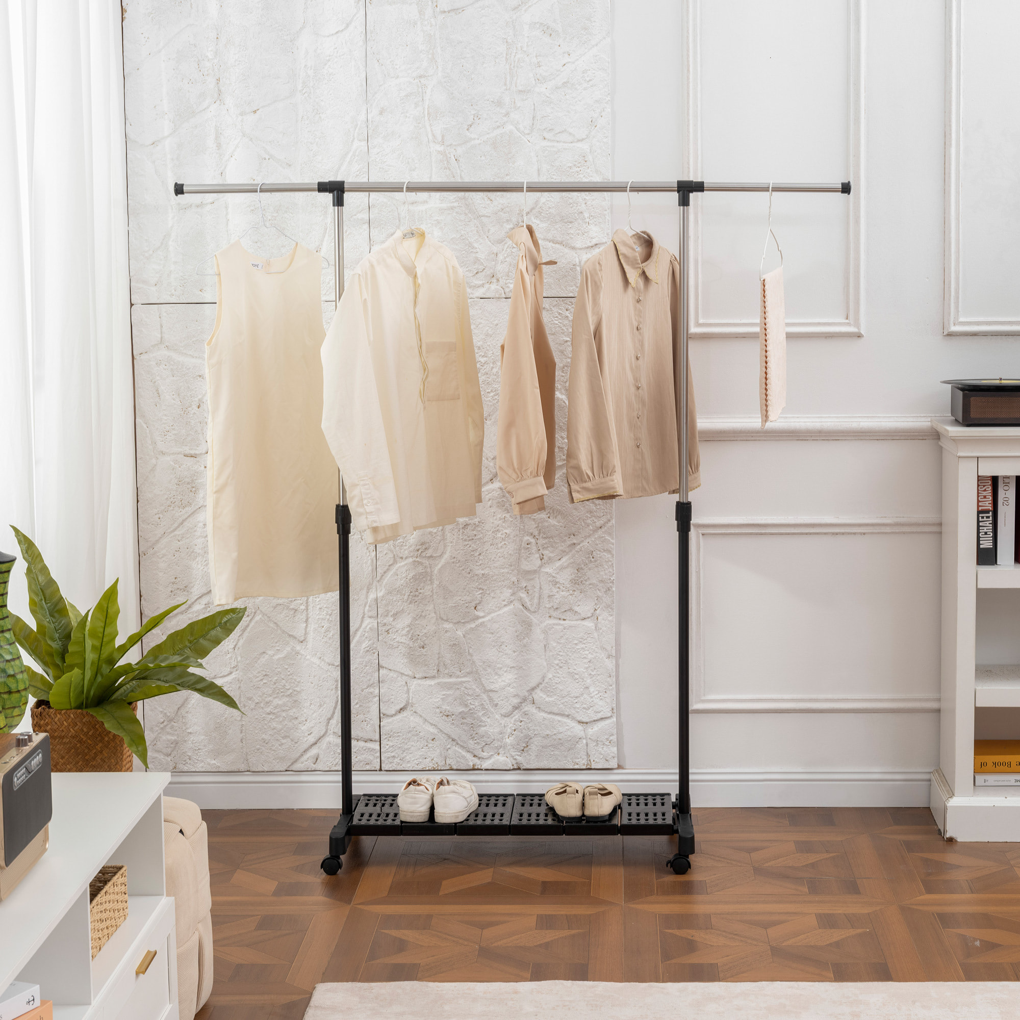 Tendedero Extensible con Ruedas, Tendedero de Ropa con Barra de Acero Inoxidable y Estante para Zapatos, Altura Ajustable, para Interior, Negro y Plata