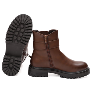 Stivaletto in simil pelle con elastico e fibbia dorata