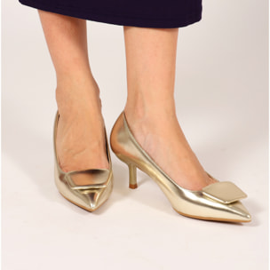 Dècolletè pumps in simil pelle con tacco basso e dettaglio sulla punta