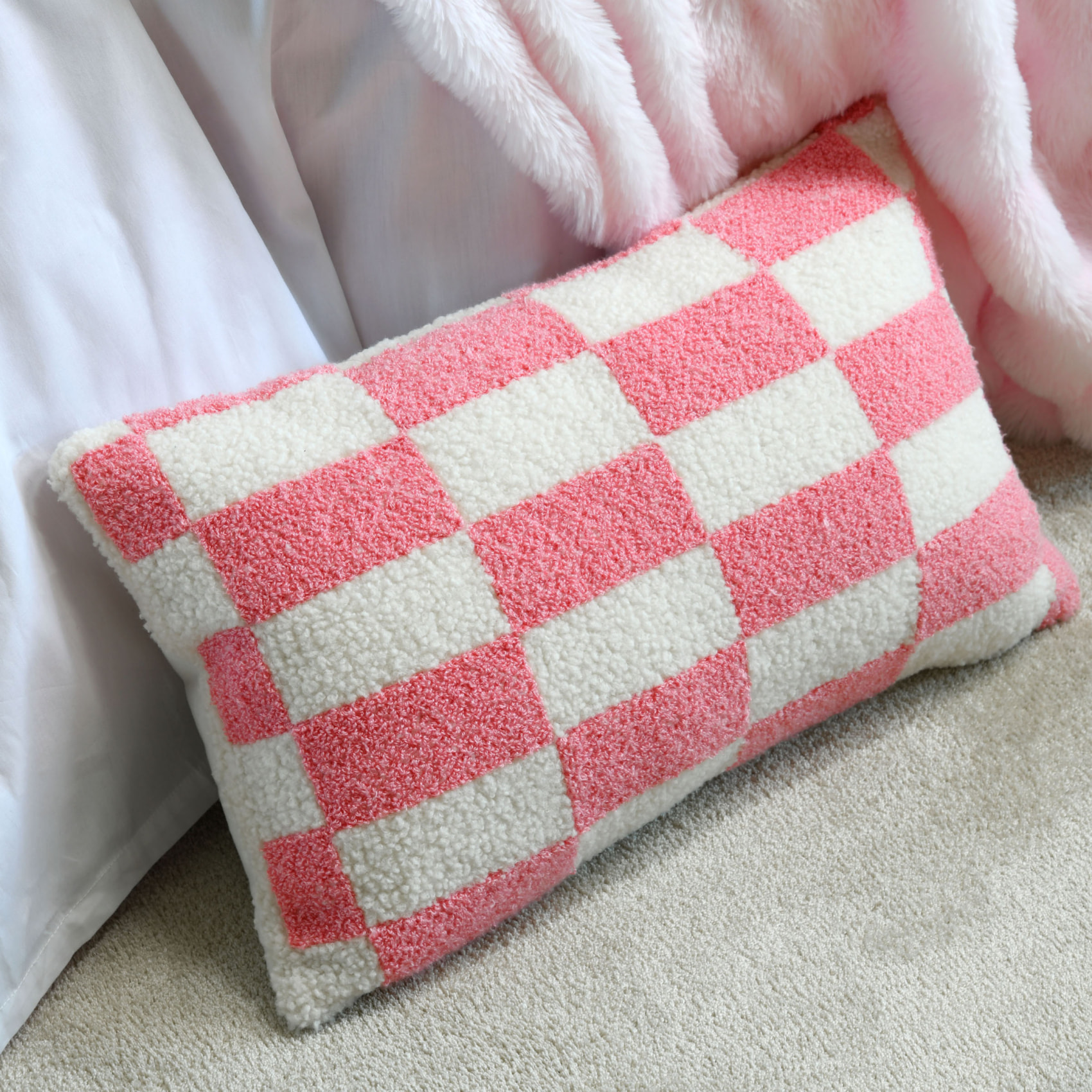 Coussin rectangulaire en bouclette à motif damier - Rose