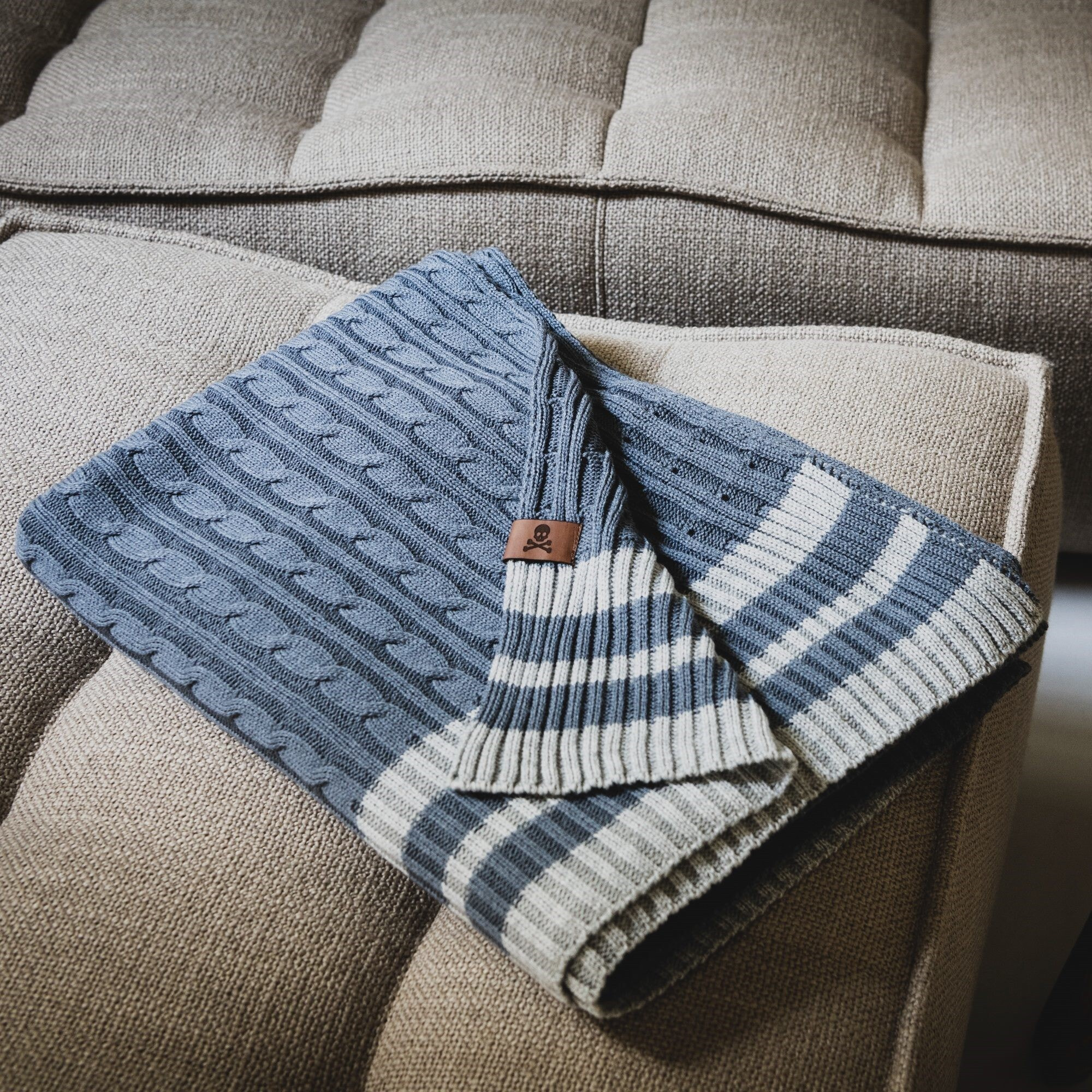 Manta de punto 140x190cm 100% acrílico 200gsm azul con rallas grises scalpers home