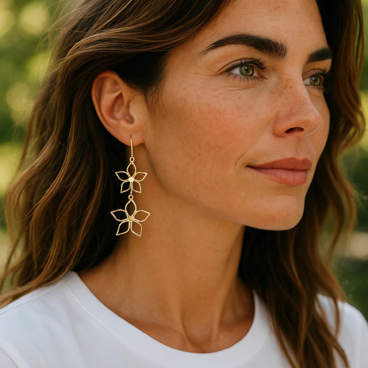 Pendiente doble Irregular Blom en dorado chapado latón gancho