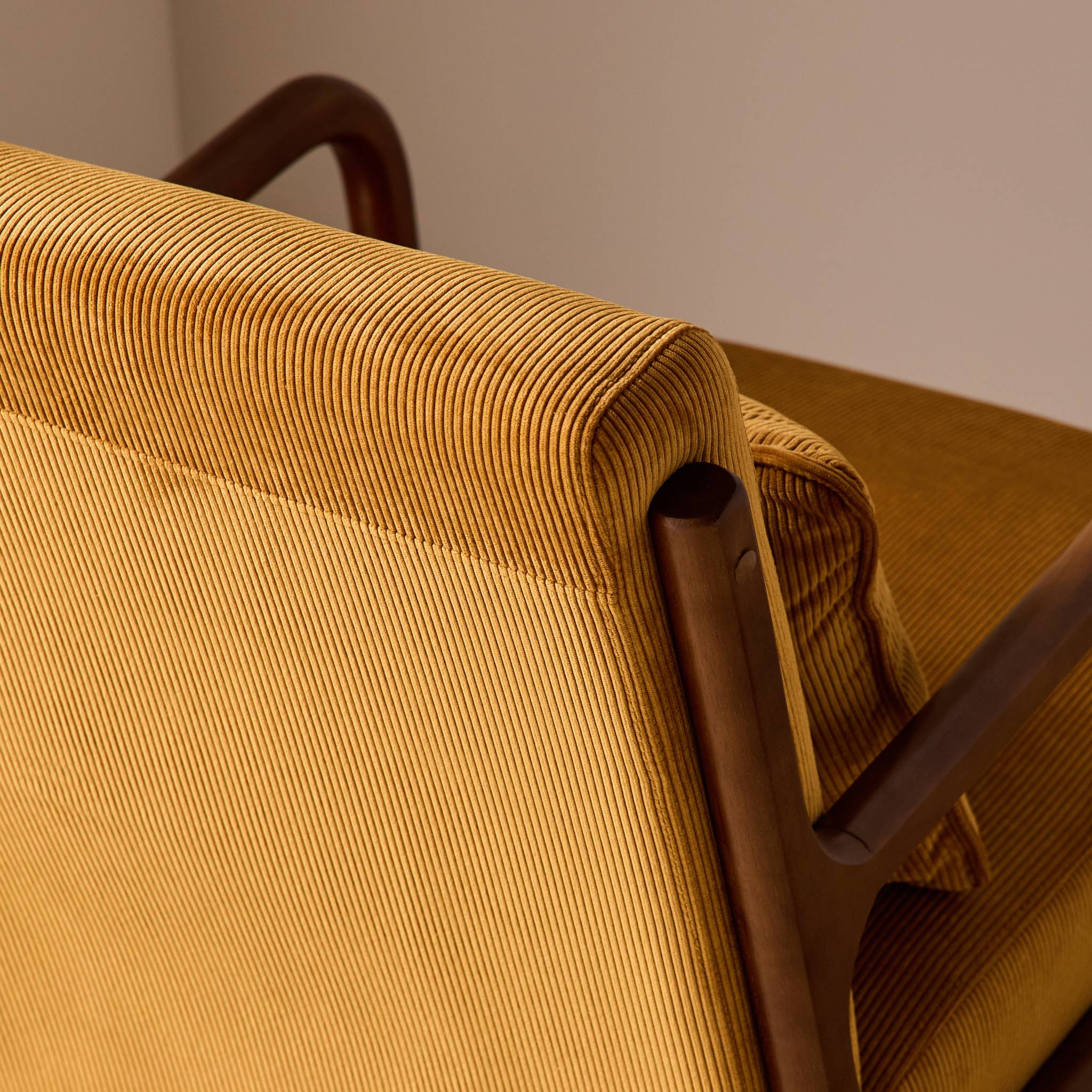 Fauteuil scandinave bois d'hévéa teinte noyer clair et velours côtelé LORENS