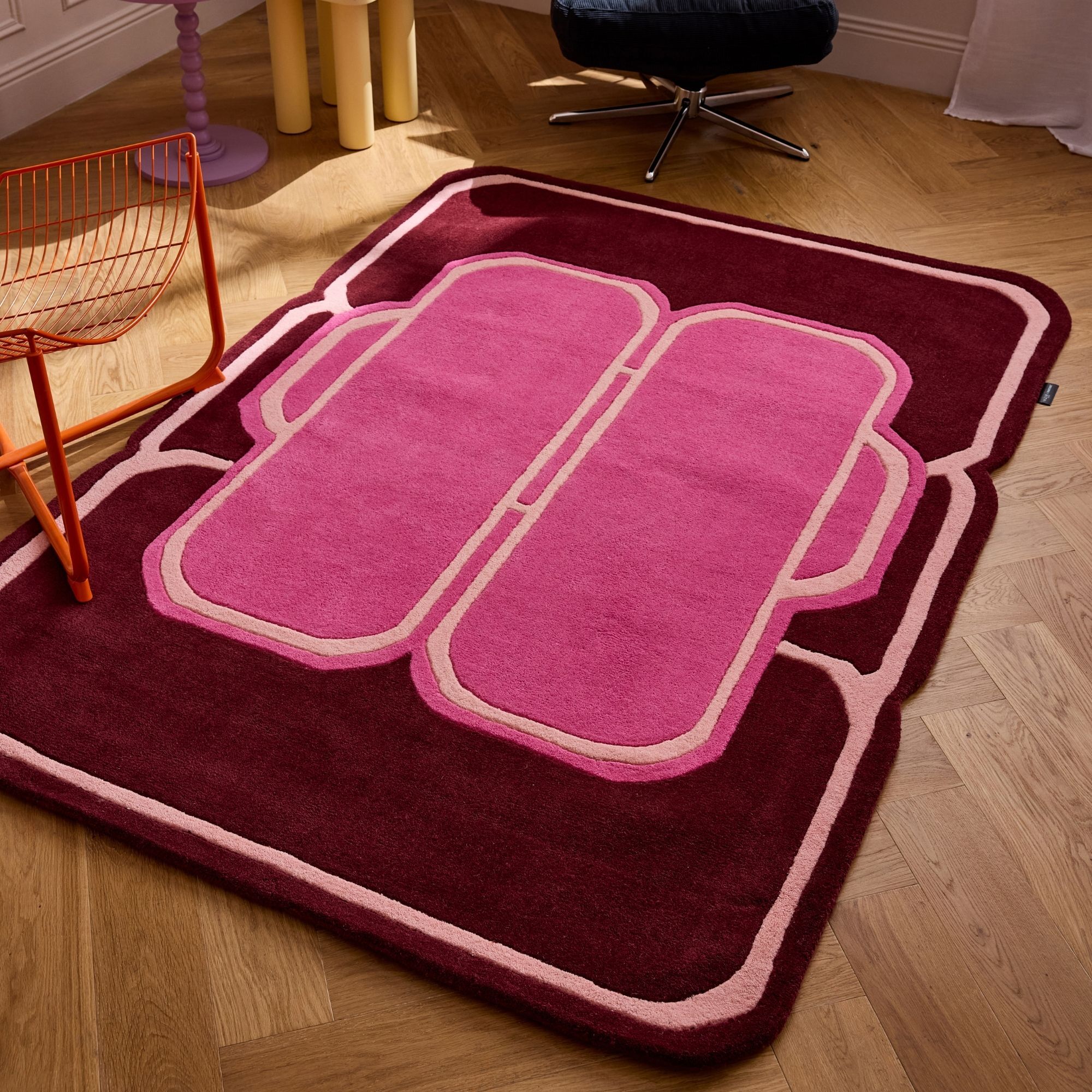 PANTONE - Tapis en laine fait main NUAGE SUCRE à motif géométrique rose