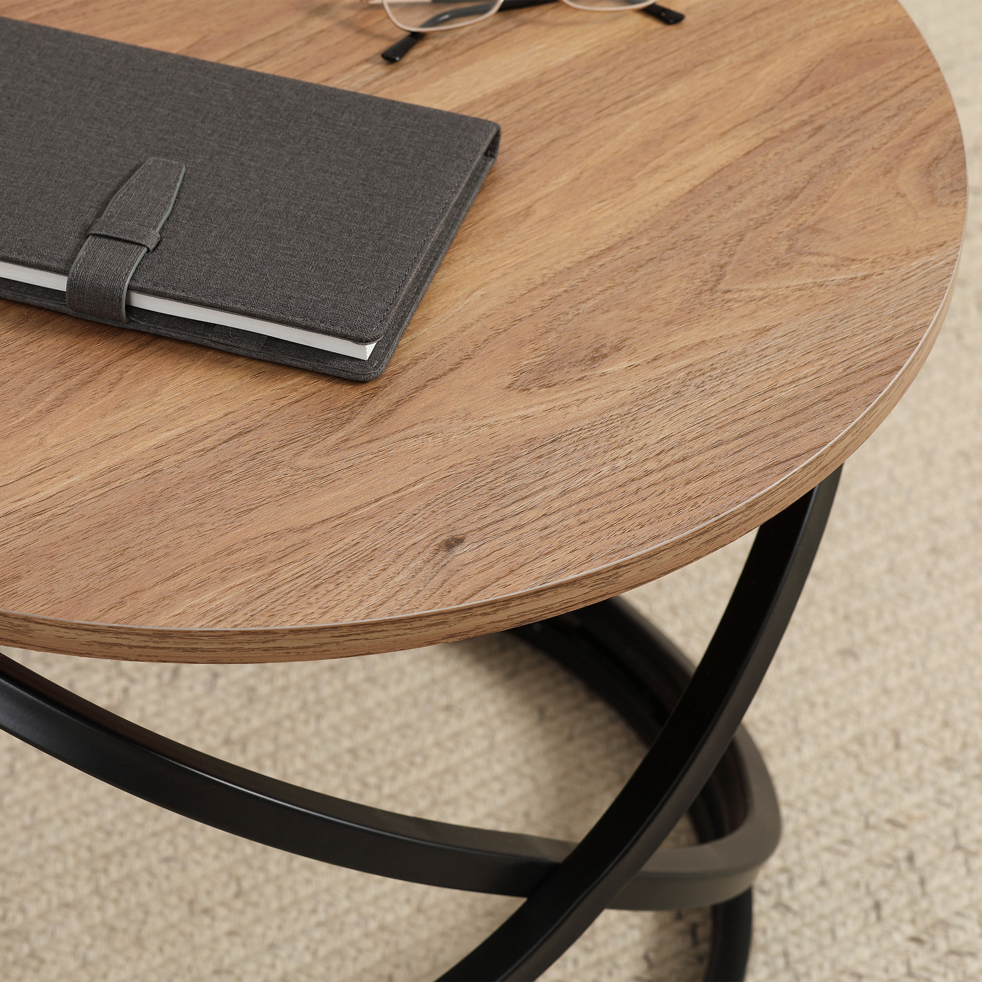 Table basse ronde design industriel néo-rétro Ø 60 X 46H cm acier anneaux noir aspect chêne clair