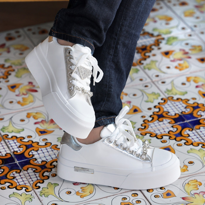 Sneakers in simil pelle con dettagli gioiello