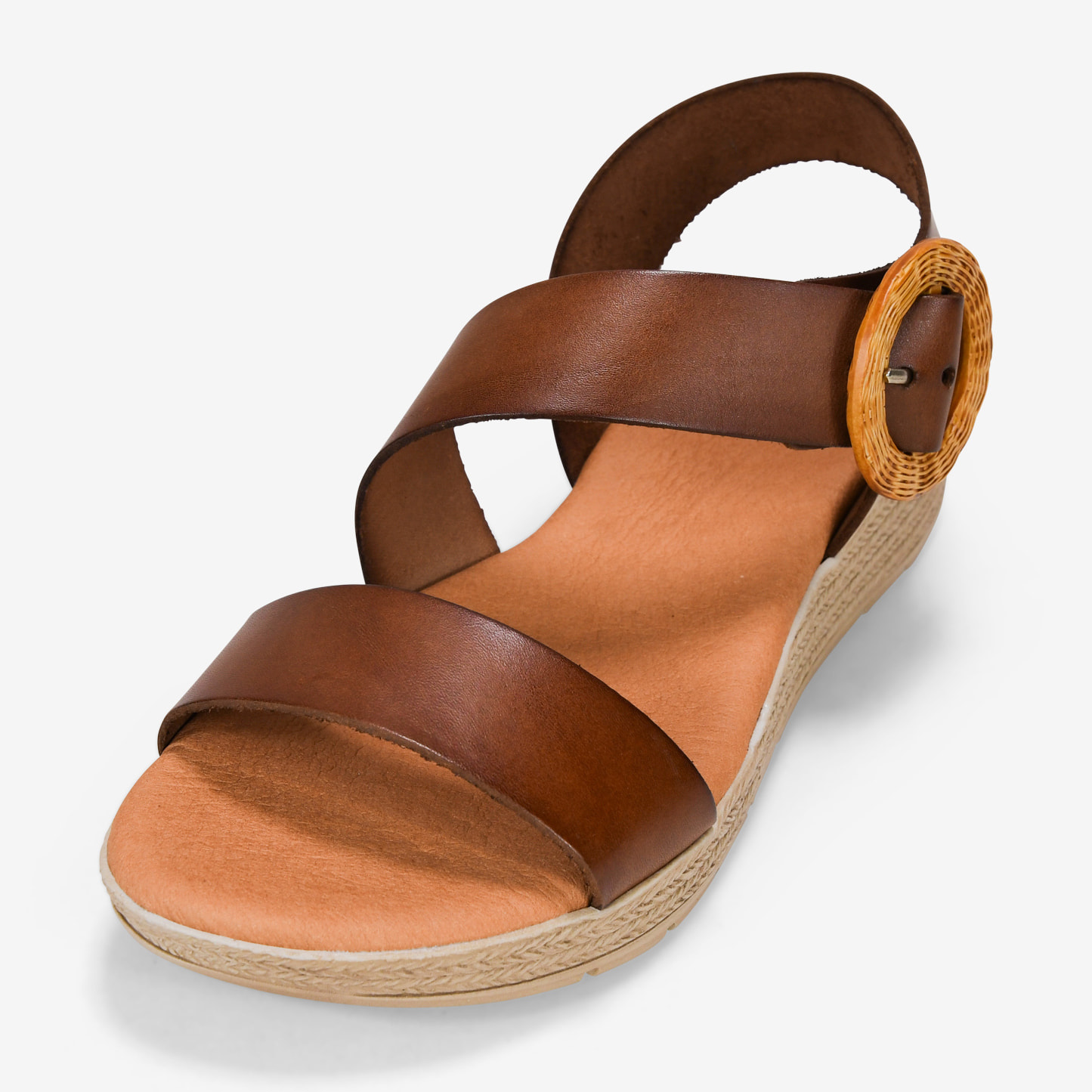 Sandalias marrones en piel con cuña y hebilla de rafia