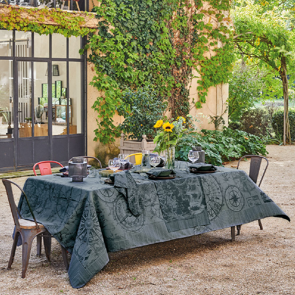 Chemin de table pur coton anti tache motif jacquard Rose des vents encre