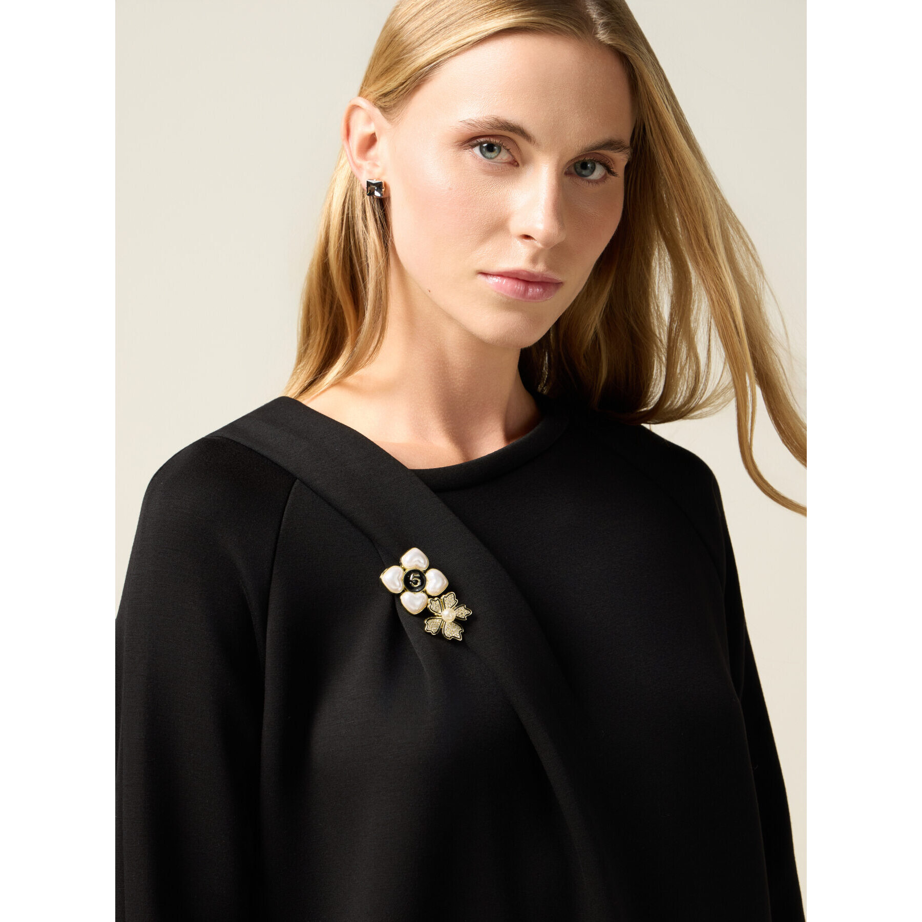 Oltre - Vestido en scuba con broches joya - Negro