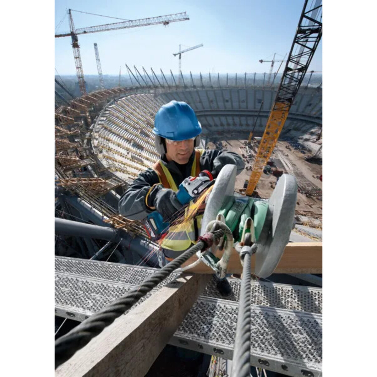 Lot de 2 outils 18V : GWS 18V-10 P + GBH 18V-26 - BOSCH PROFESSIONAL - avec 2 batteries 18V 5,5 AH - chargeur - L-BOXX - 0615990N33