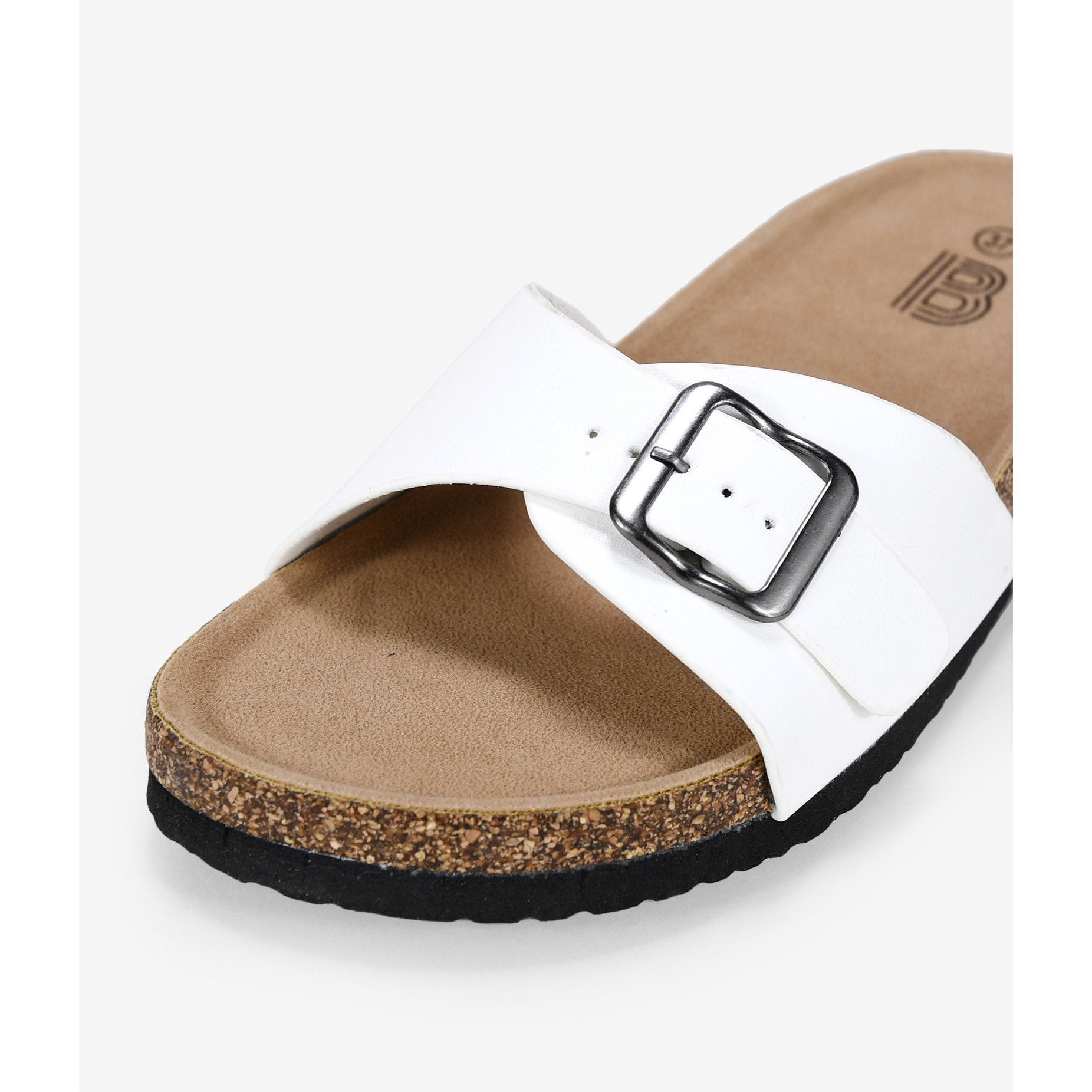 Sandalias planas blancas con suela de corcho y hebilla