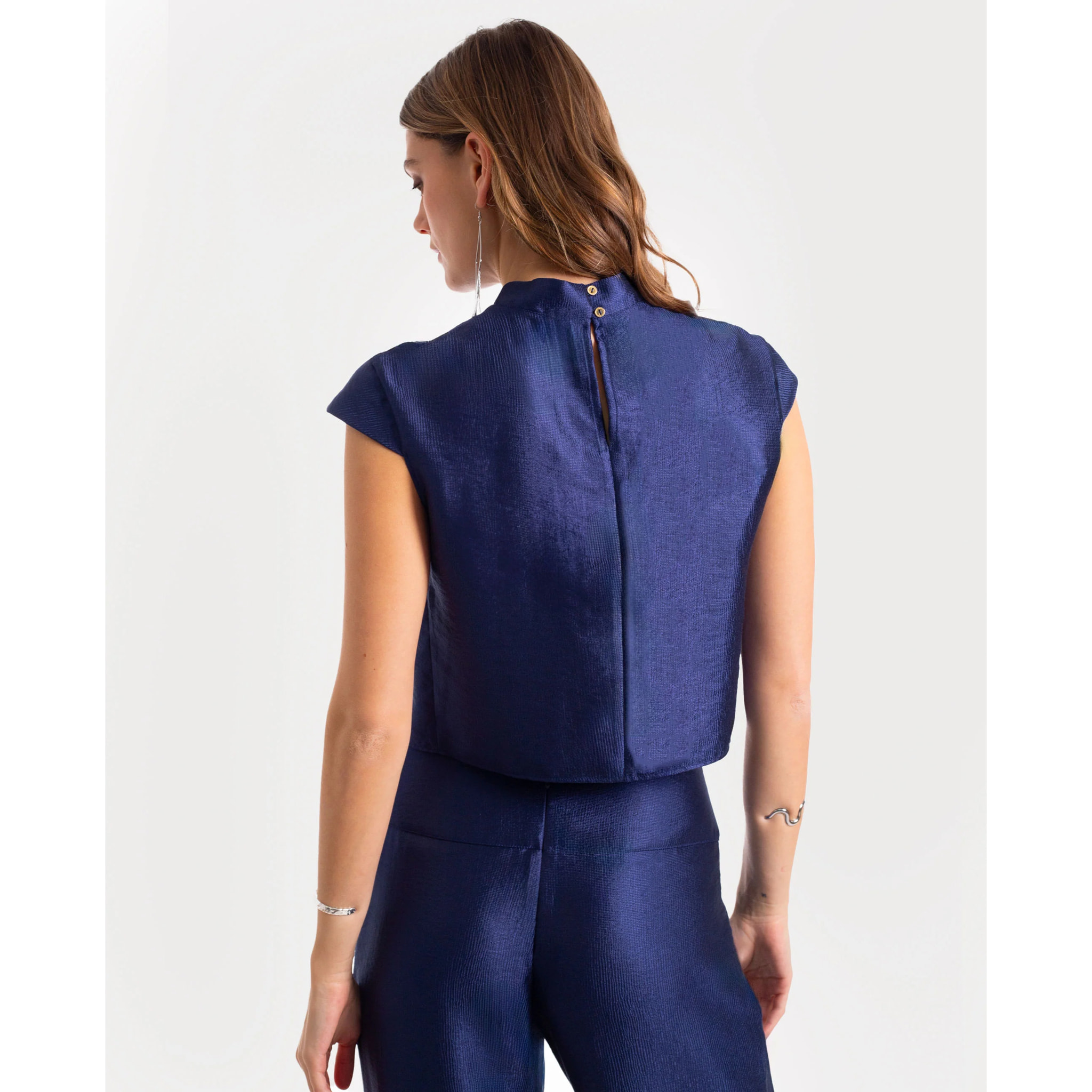 Blusa estilo qipao con cuello alto