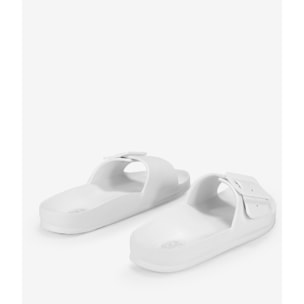 Sandalias blancas de goma con hebilla