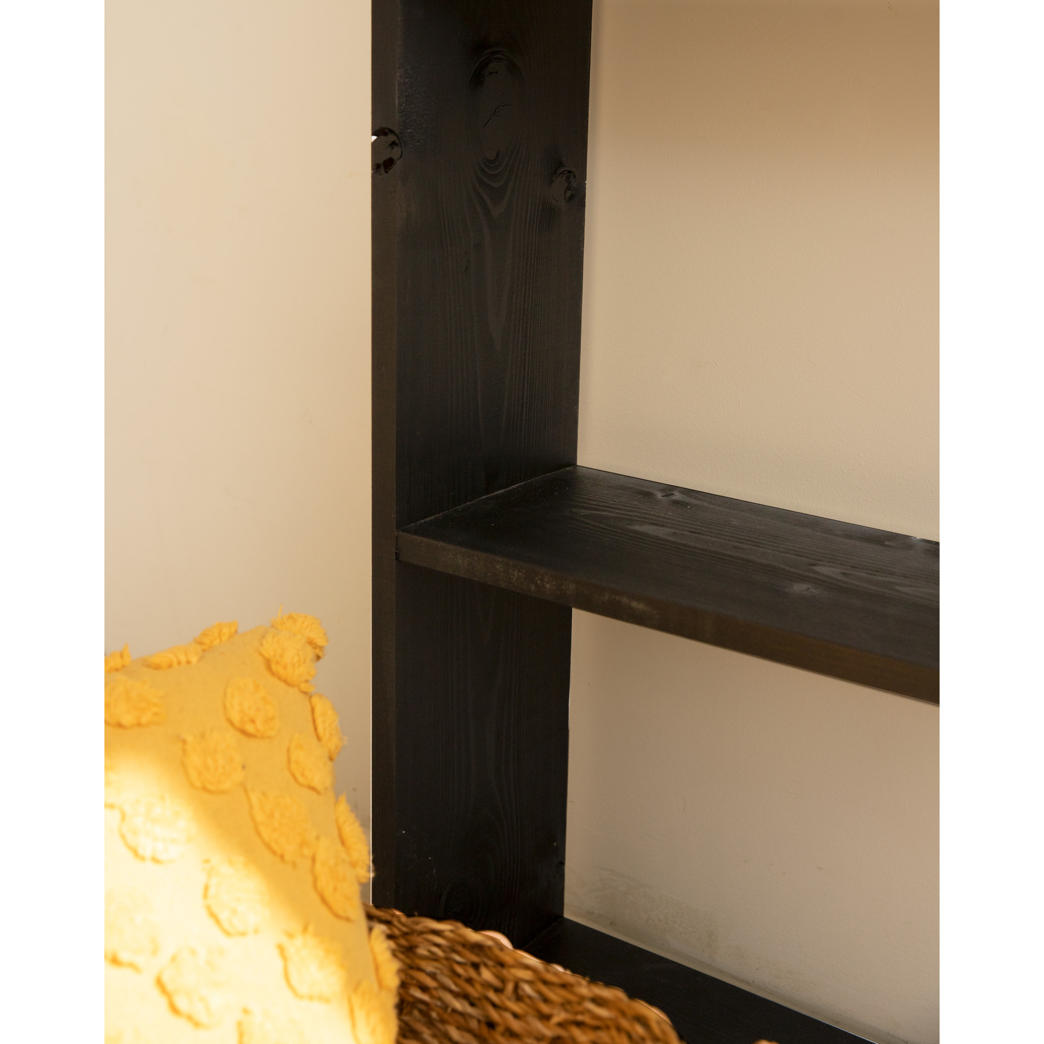 Estantería de madera maciza tono negro con 2 estantes Alto: 110 Largo: 80 Ancho: 20