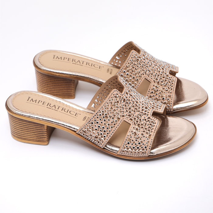 Sandali in simil pelle con applicazioni di strass e sottopiede comodissimo in memory