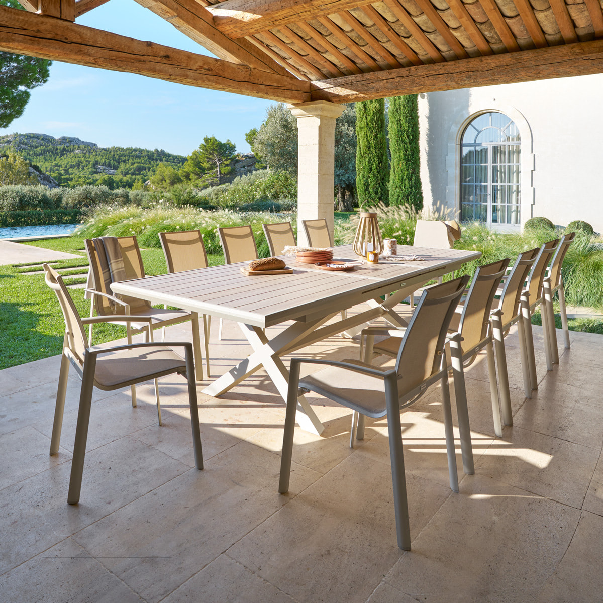 Table de jardin extensible "Axiome" effet bois lin & blanc 12 places en aluminium