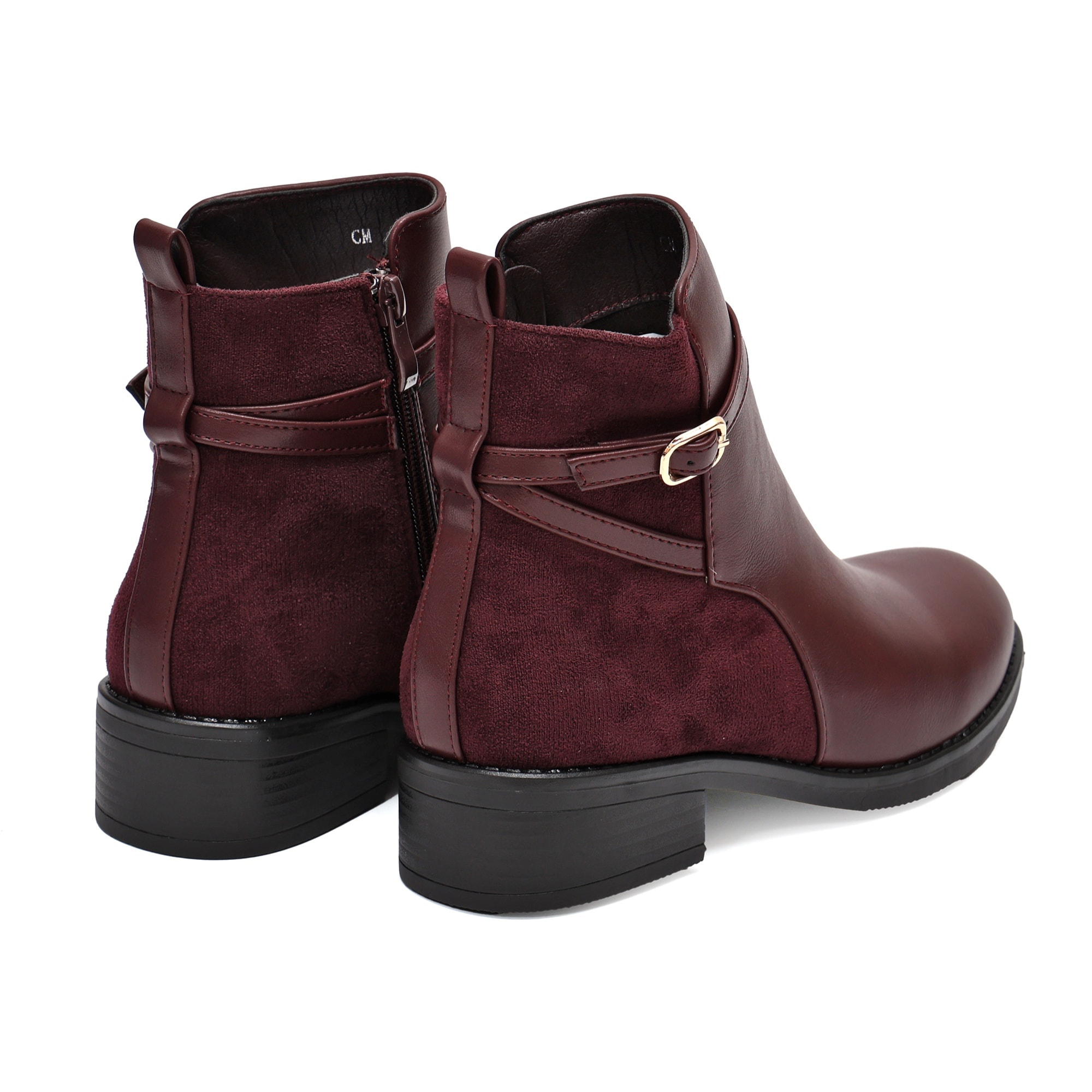 Stivaletto in simil pelle con fibbia dorata