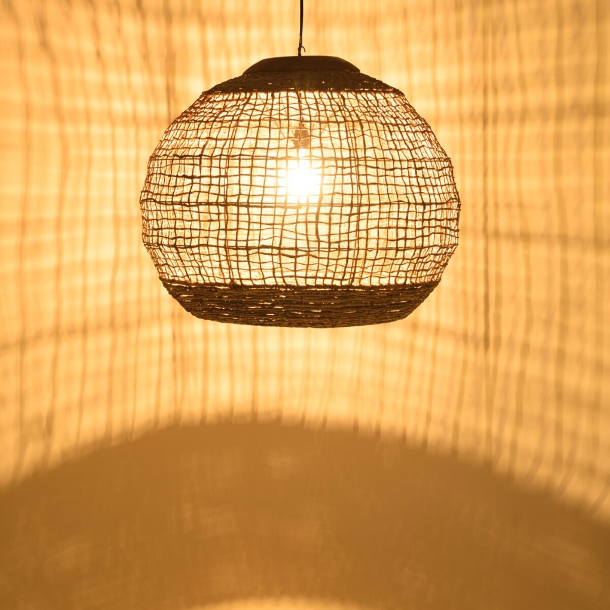 SIXTINE - Suspension 'boule' 83x83cm en abaca couleur naturelle et teck
