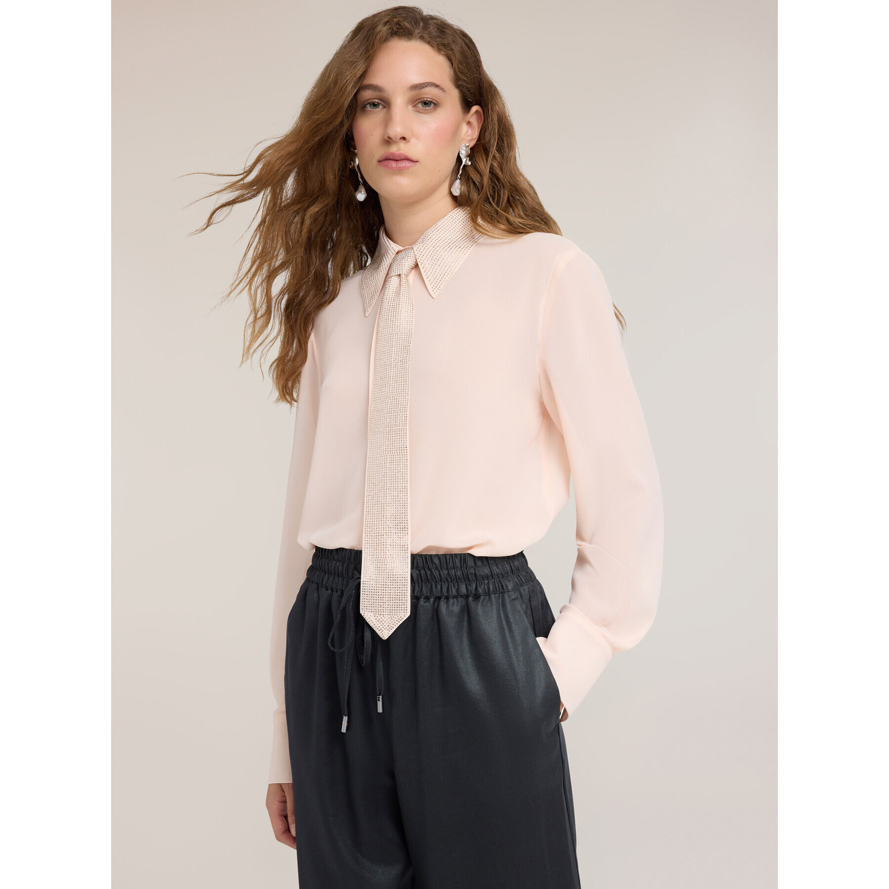 Motivi - Camicia in georgette con colletto e cravatta di strass - Rosa