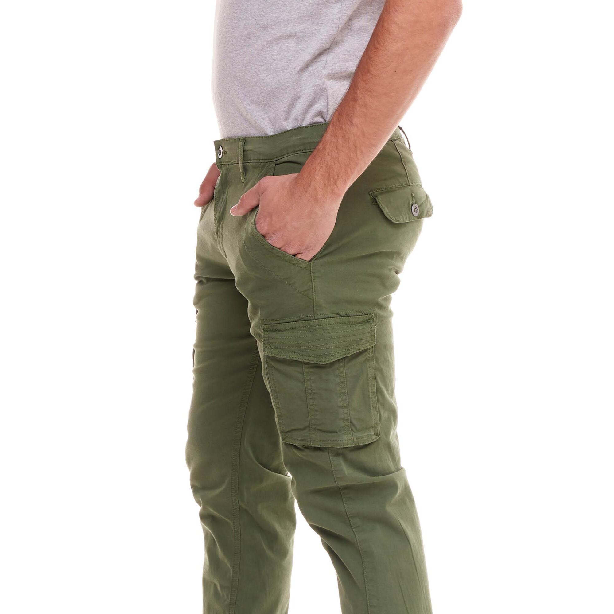 Pantalón cargo minimalista para hombre.