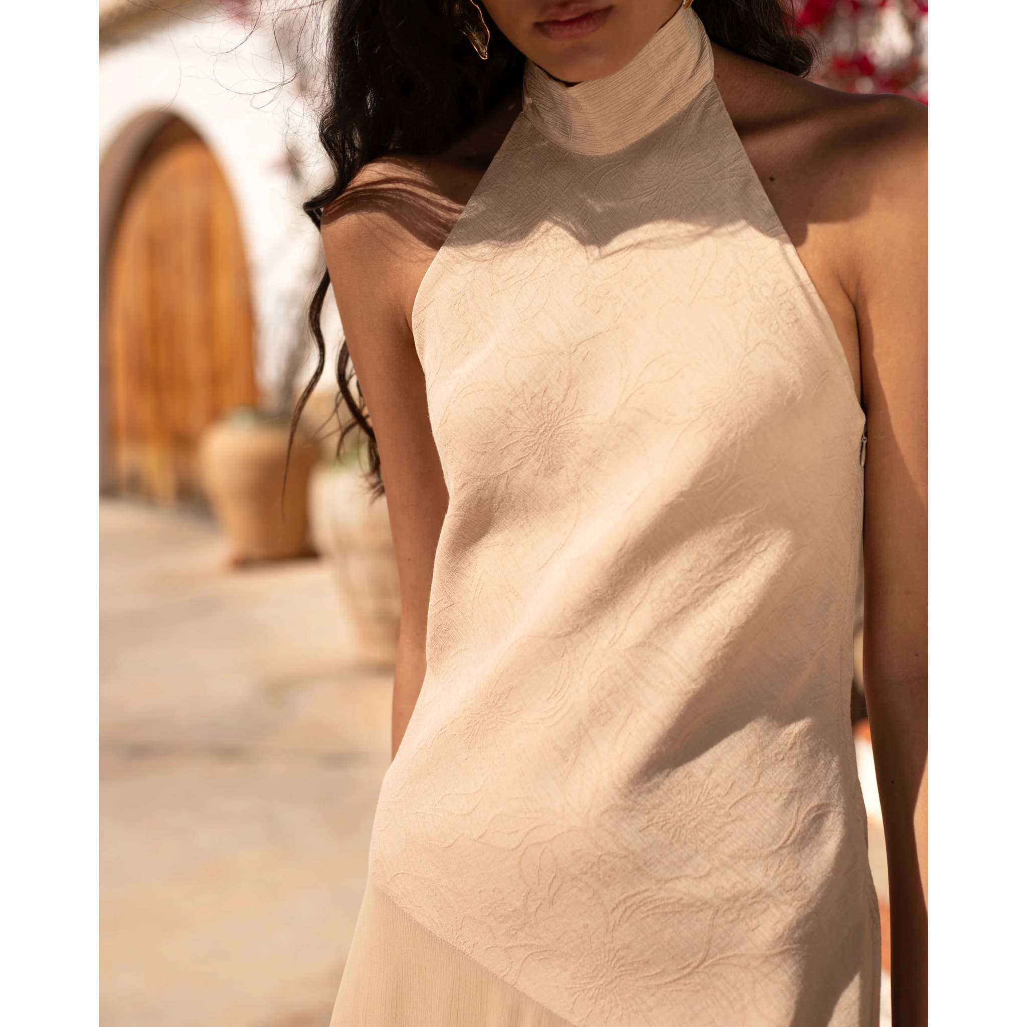 Vestido midi asimétrico con cuello halter
