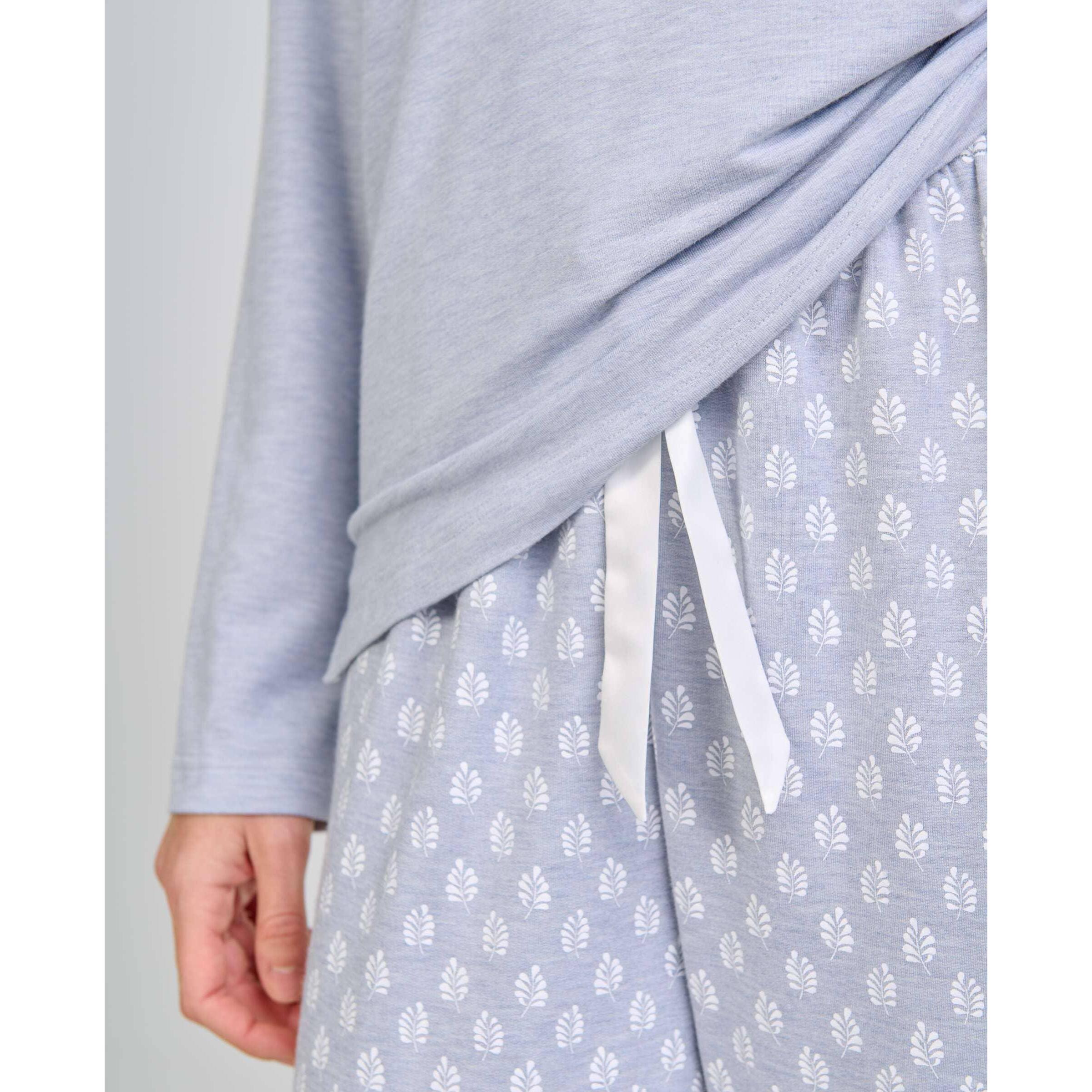 Pijama mujer tejido vigoré, escote en pico con detalle de encaje, cómoda manga larga y pantalón largo estampado de hojas