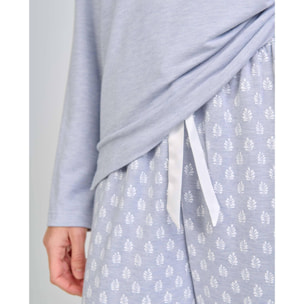 Pijama mujer tejido vigoré, escote en pico con detalle de encaje, cómoda manga larga y pantalón largo estampado de hojas