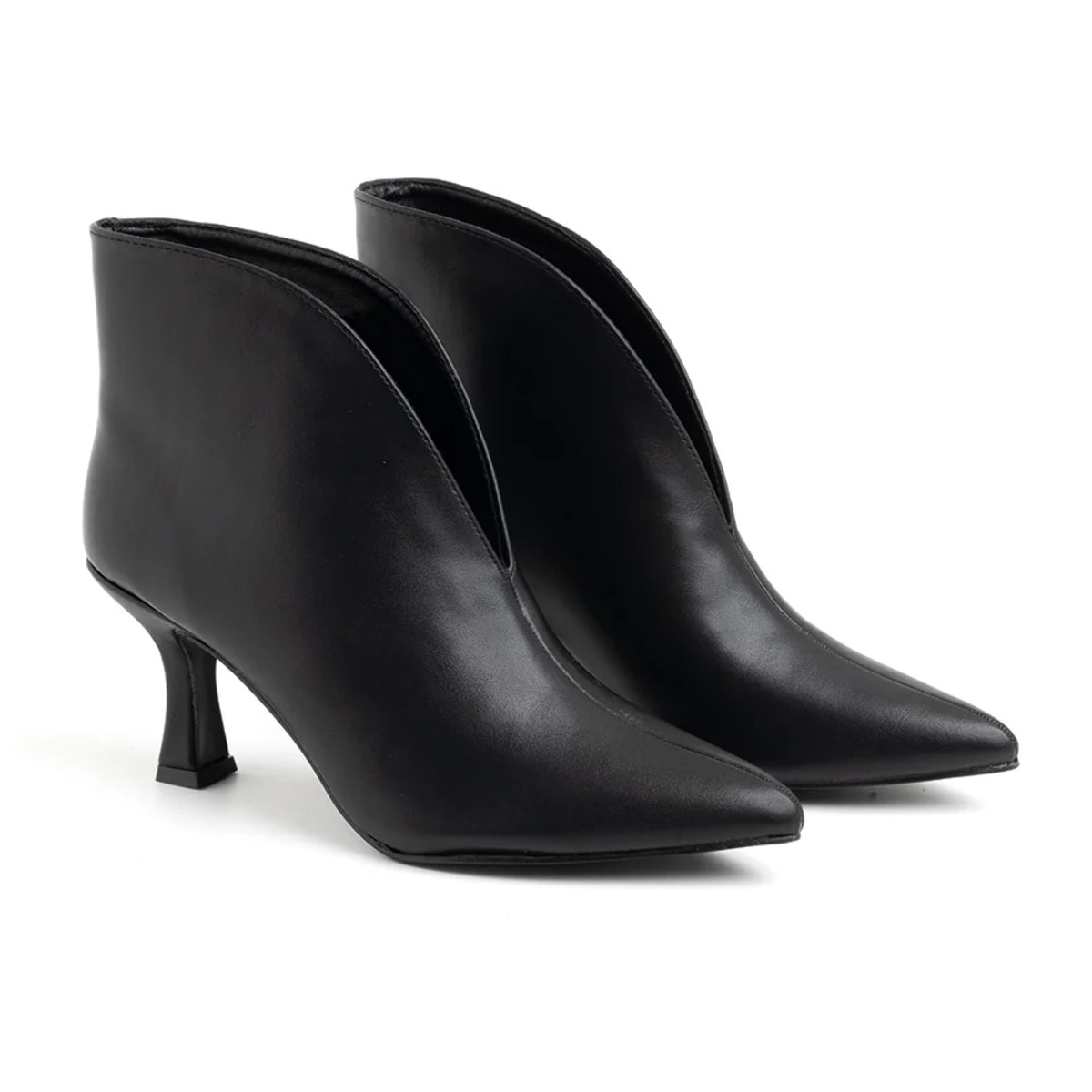 Tronchetto con spacco a V e tacco a rocchetto - NERO