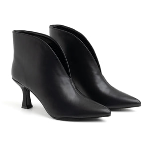 Tronchetto con spacco a V e tacco a rocchetto - NERO