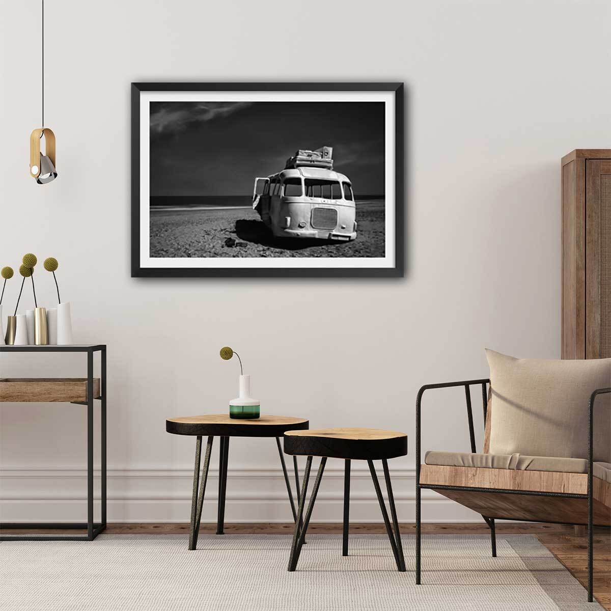 Affiche beached bus Affiche + cadre en bois - Noir