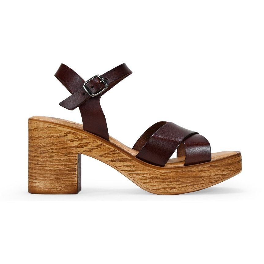 Sandalias de piel marrones con tacón de madera