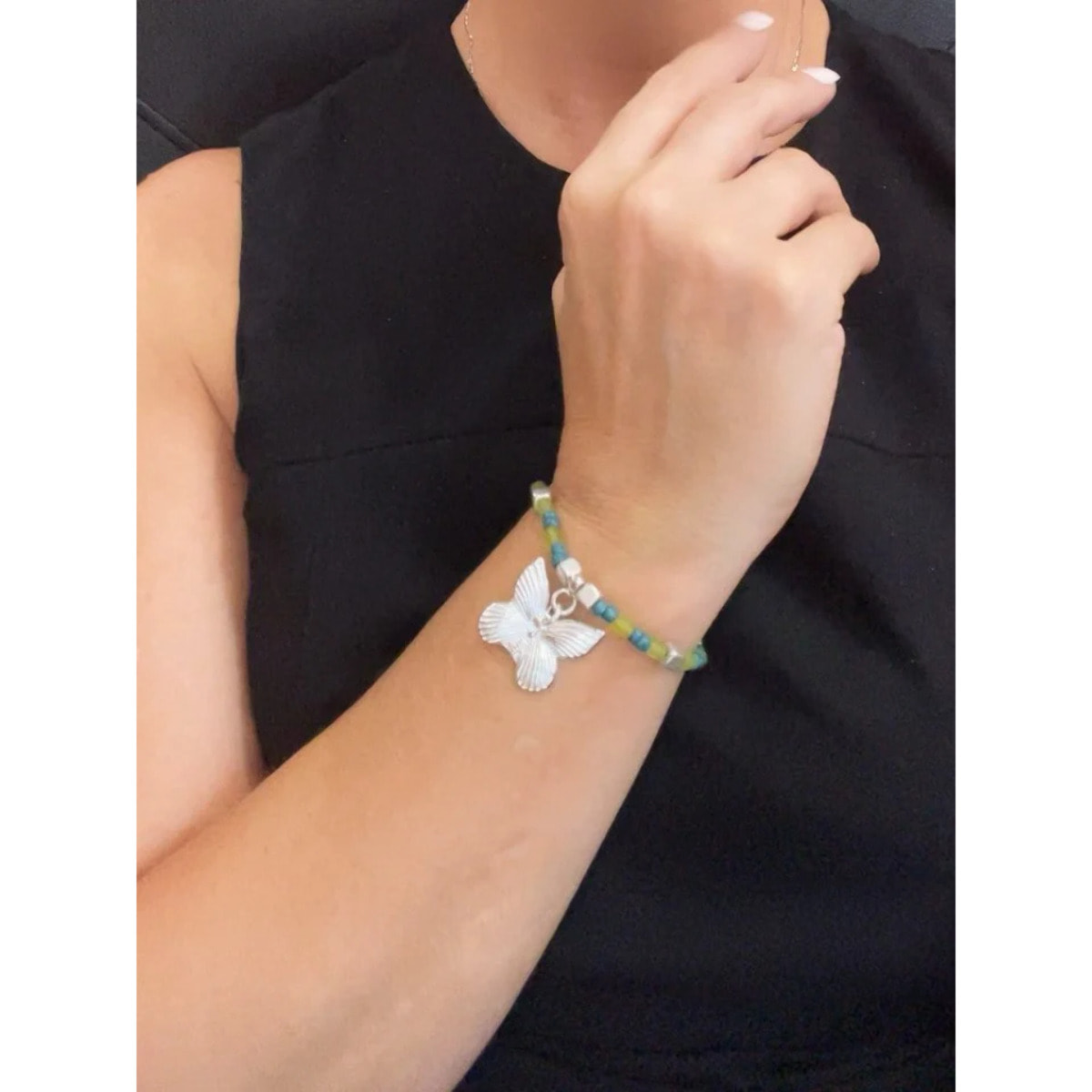Pulsera mariposa elastica en plata y verdes cristal