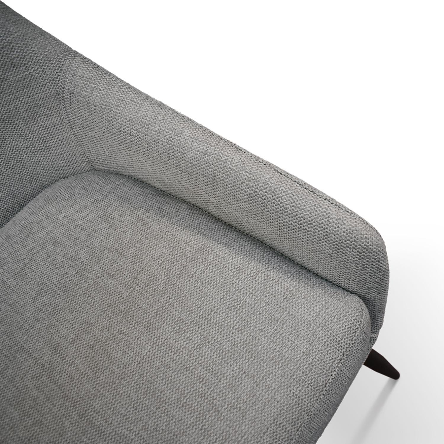 Set di 4 sedie TALLINN in tessuto grigio e gambe in metallo nero opaco, con braccioli