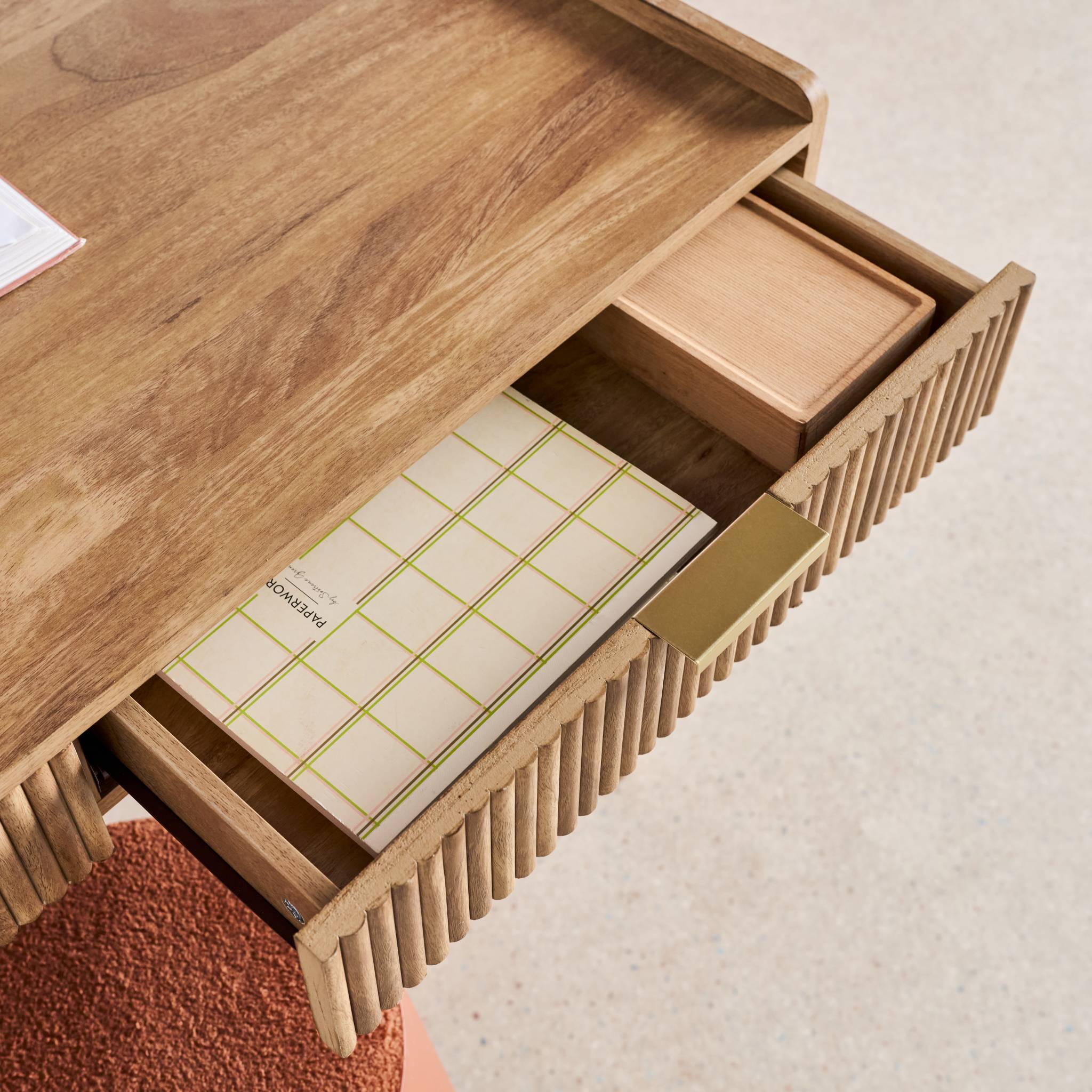 Bureau décor bois de manguier rainuré 2 tiroirs CELIAN