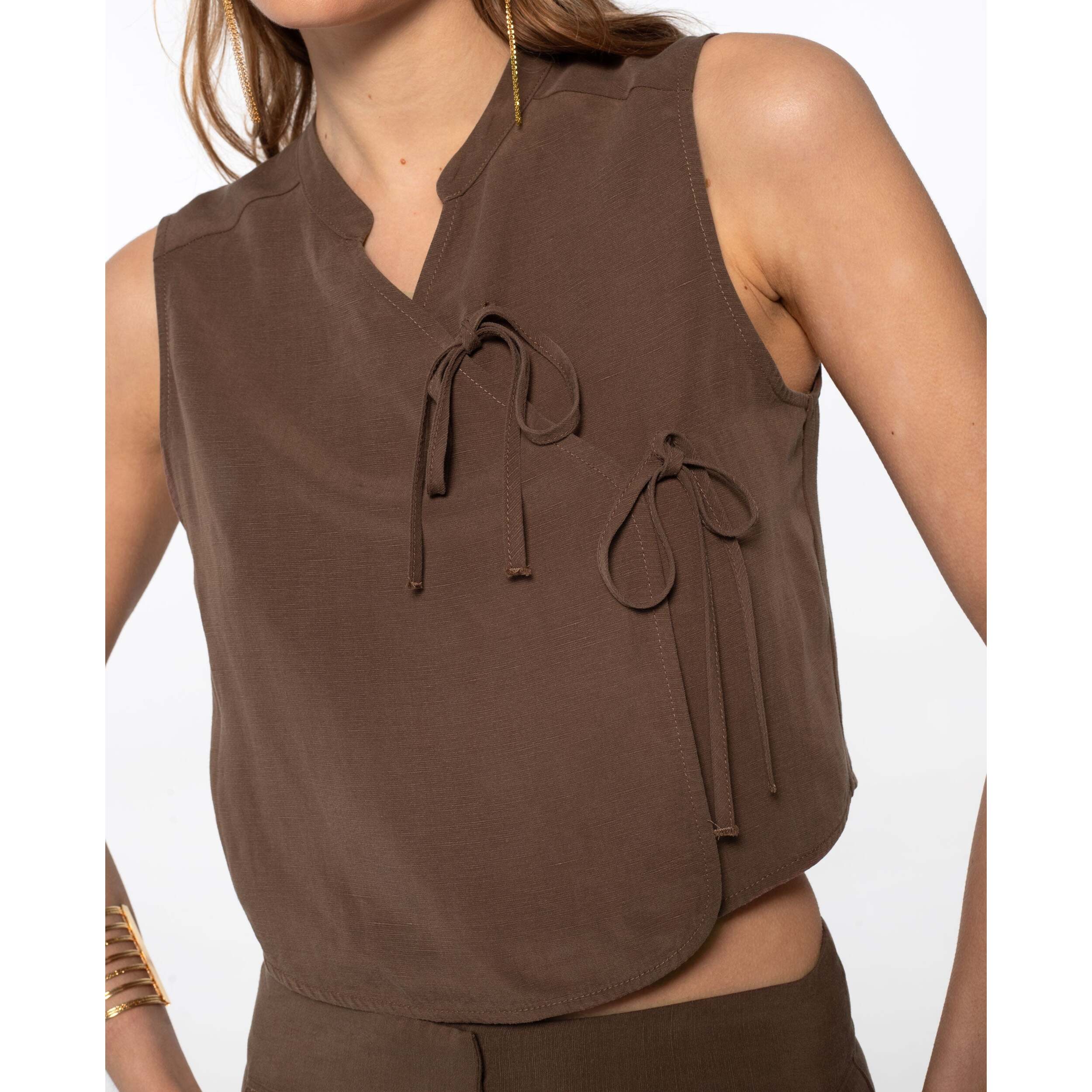 Blusa con cuello mao y lazada lateral