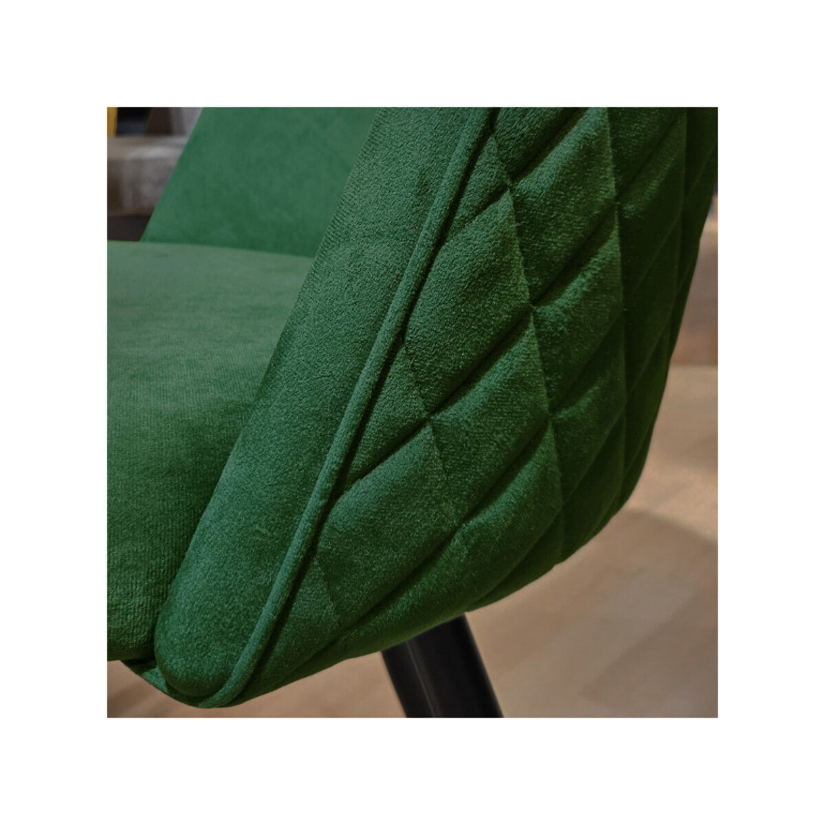 Chaise en velours dossier capitonné pieds métal Noir- SANSA