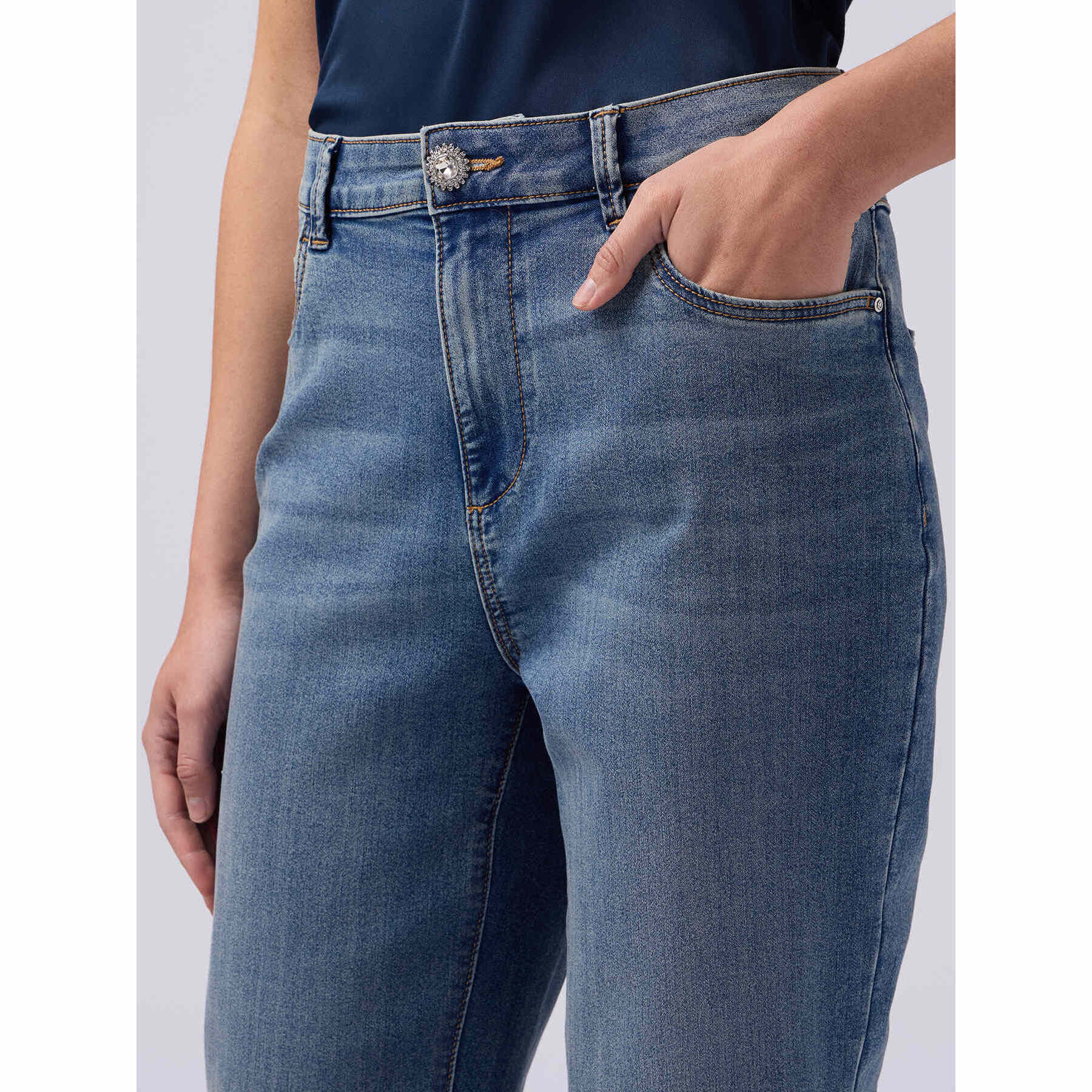 Oltre - Jeans boyslim con bottone gioiello - Azzurro