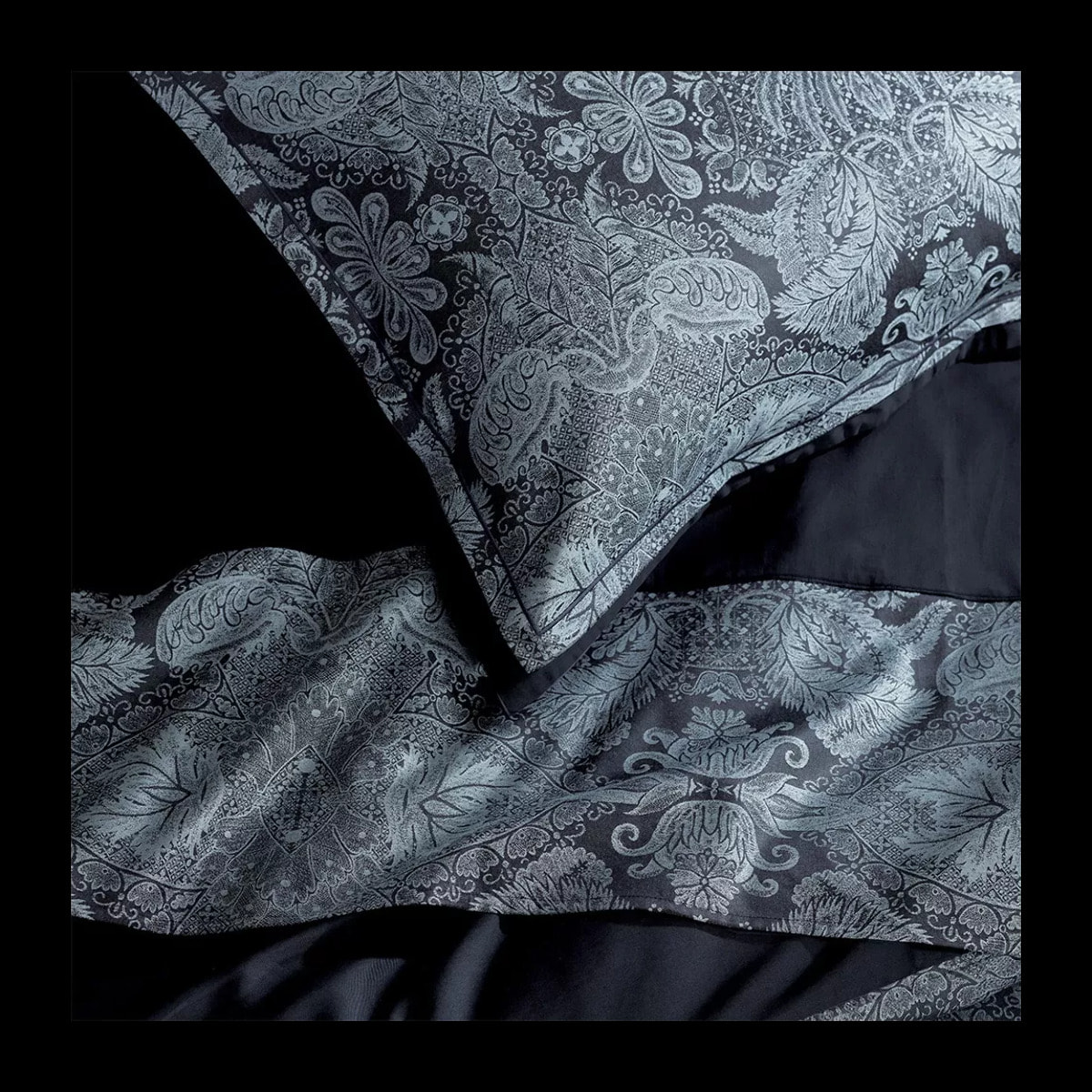 Taie d'oreiller satin de coton motif jacquard bleu Isaphire diamant noir