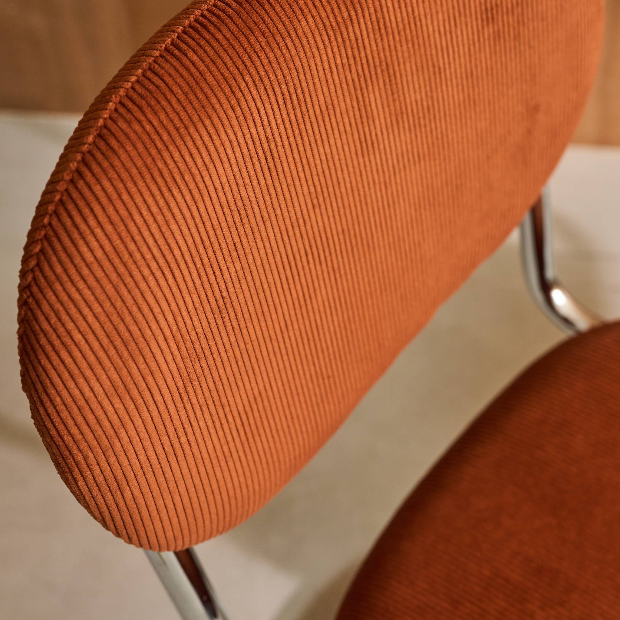 Lot de 2 chaises cantilever arrondie métal. velours côtelé camel et pieds chromés - L 47 x P 54.5 x H 81cm - Maloa