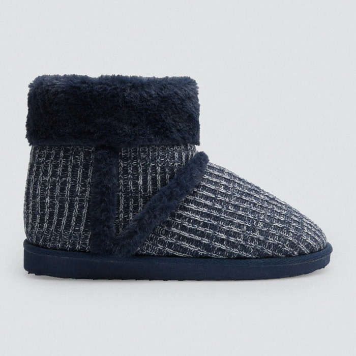 Stivali da casa con una combinazione di maglia e pelliccia