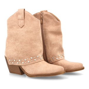 Botín cowboy con tachuelas metálicas