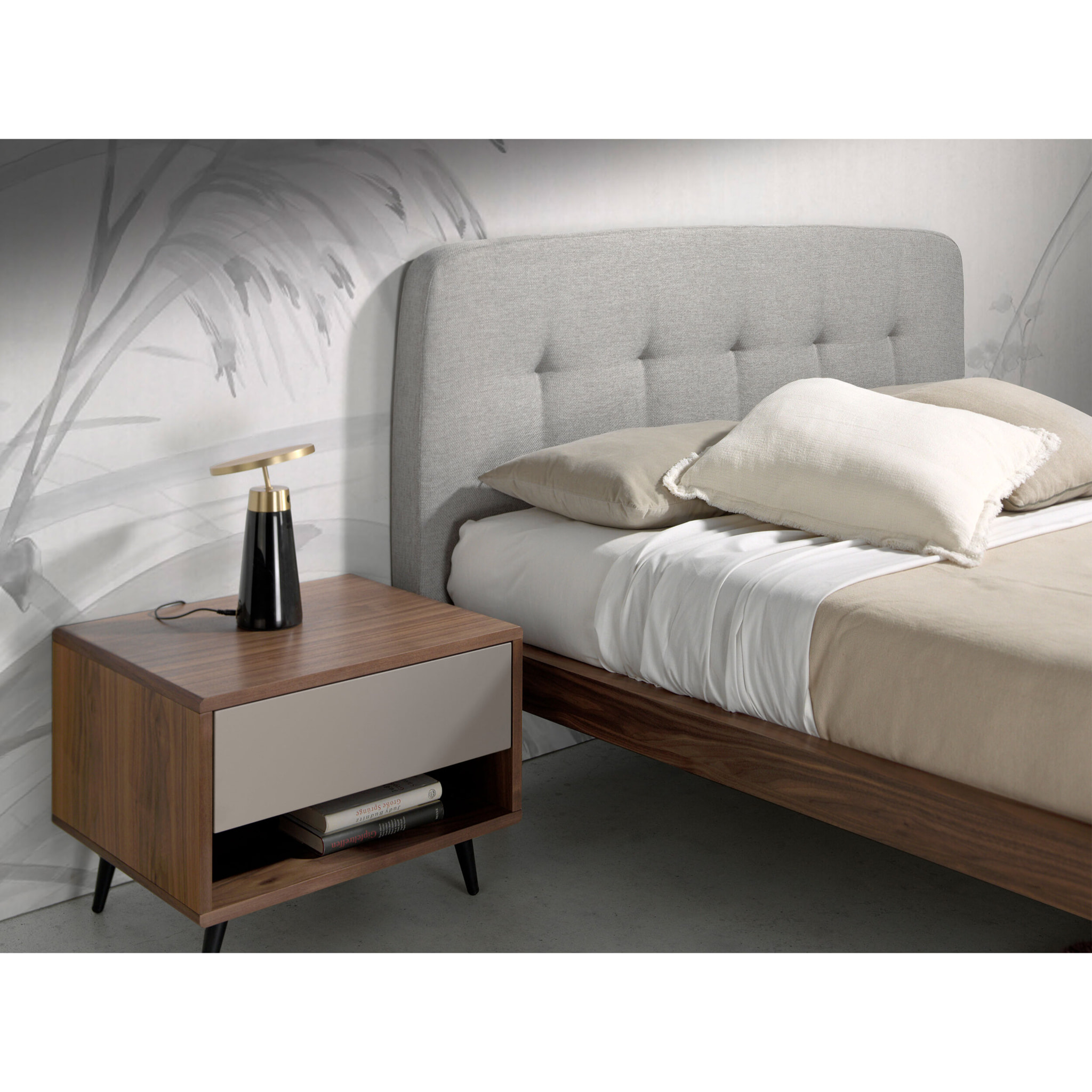 Cama Angel Cerdá capitoné de matrimonio con un cabecero en tela en gris y de madera chapada en nogal natural 172x217x98cm