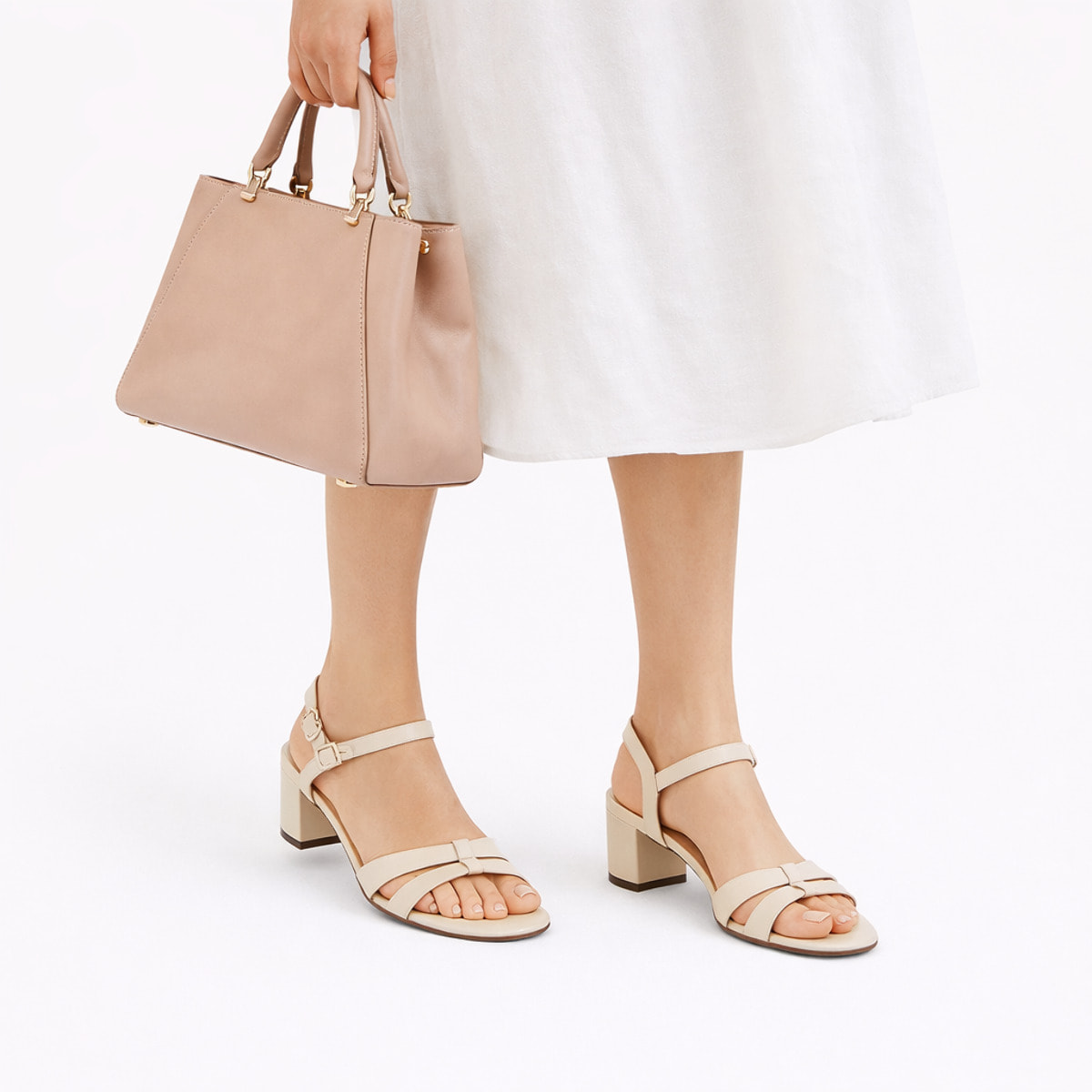Sandali con cinturino regolabile e tacco largo